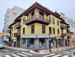 The Balcony House with FREE PARKING